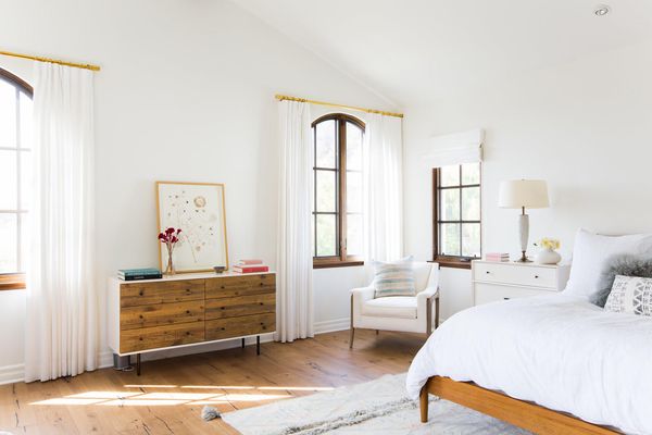 白色窗口治疗在中立的卧室。