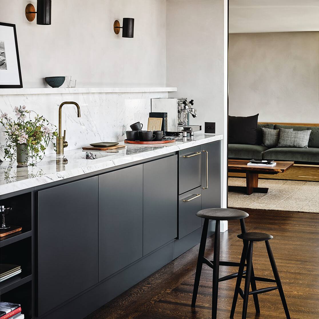 提示钉全黑的厨房趋势凯瑟琳广，黑便