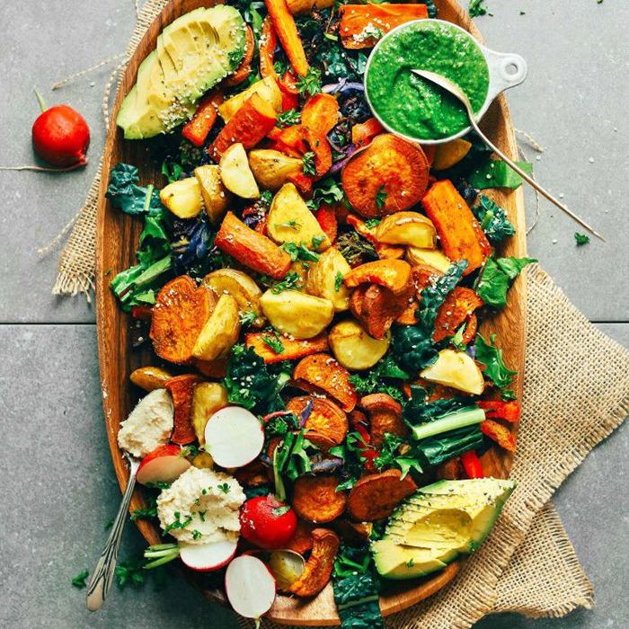 烤盘上烤晚餐蔬菜