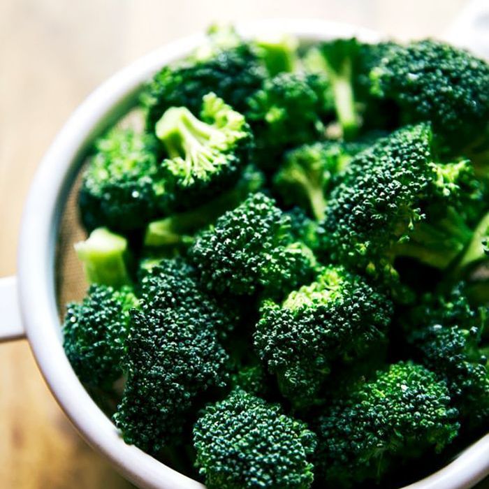 西兰花放入碗中