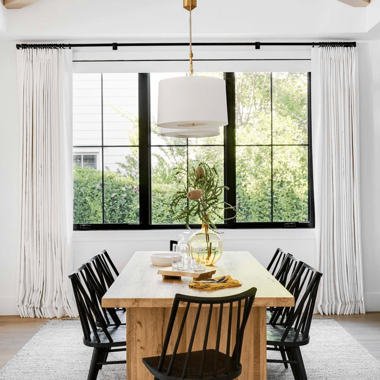 一张木制餐桌，上面有一只黄色的大花瓶