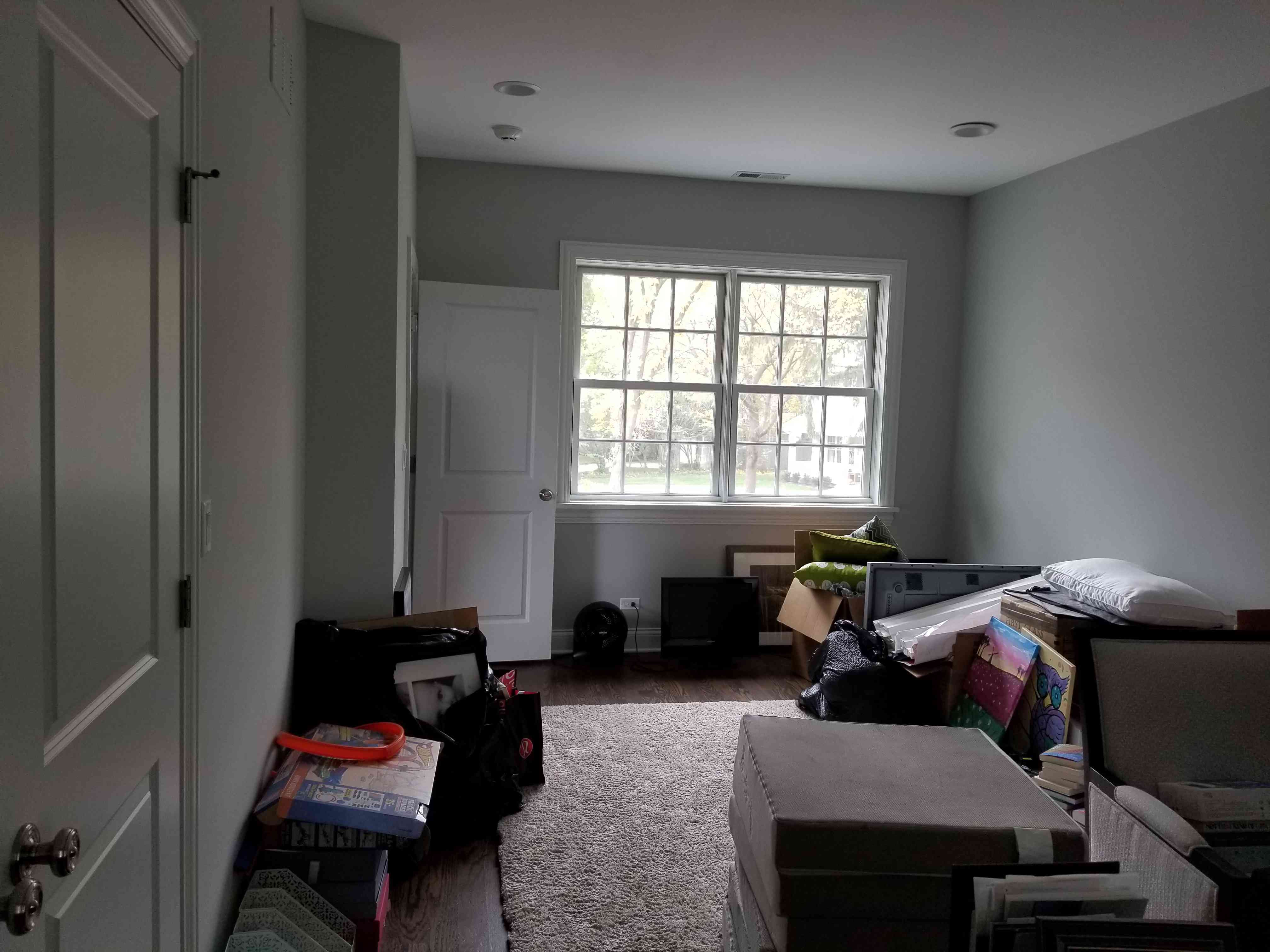 之前的混乱的卧室。