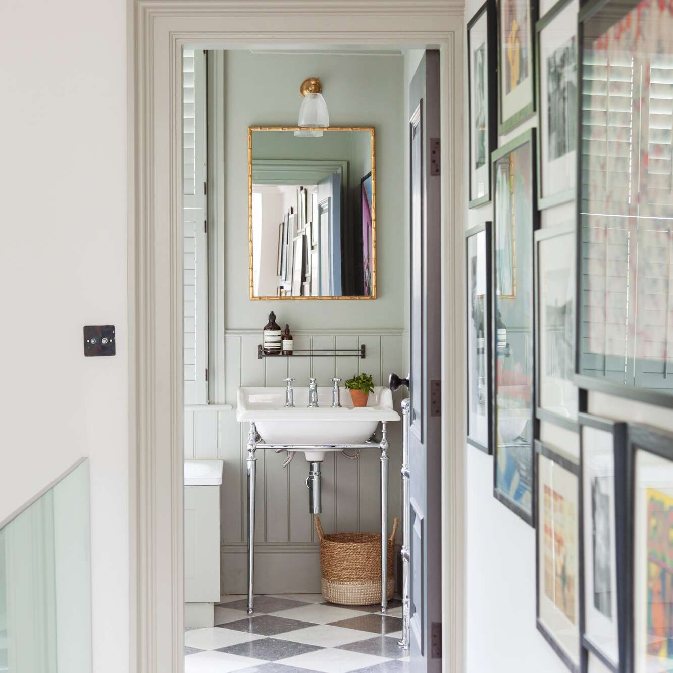 从走廊看，这是一间薄荷浴室