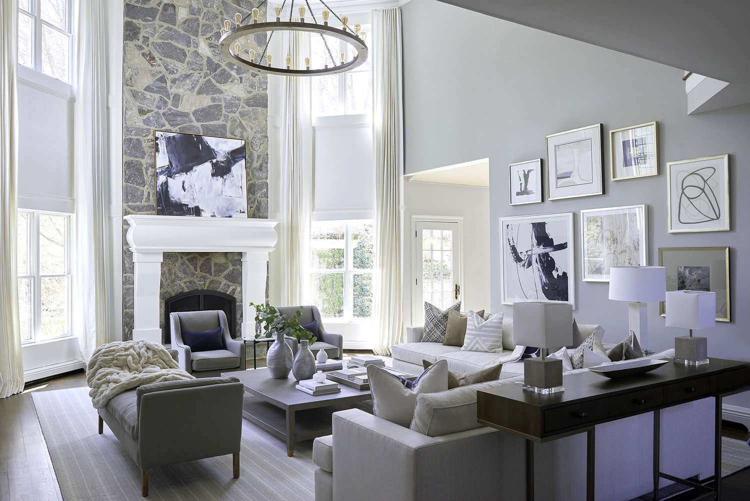 有高天线和枝形吊灯的白色乡村风格的客厅。