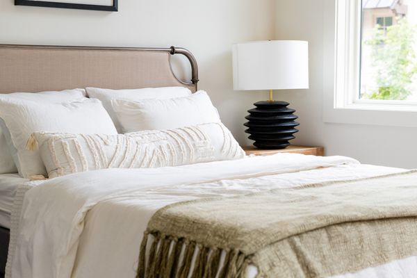 时尚床和床头柜现代家居阿里哈珀“class=