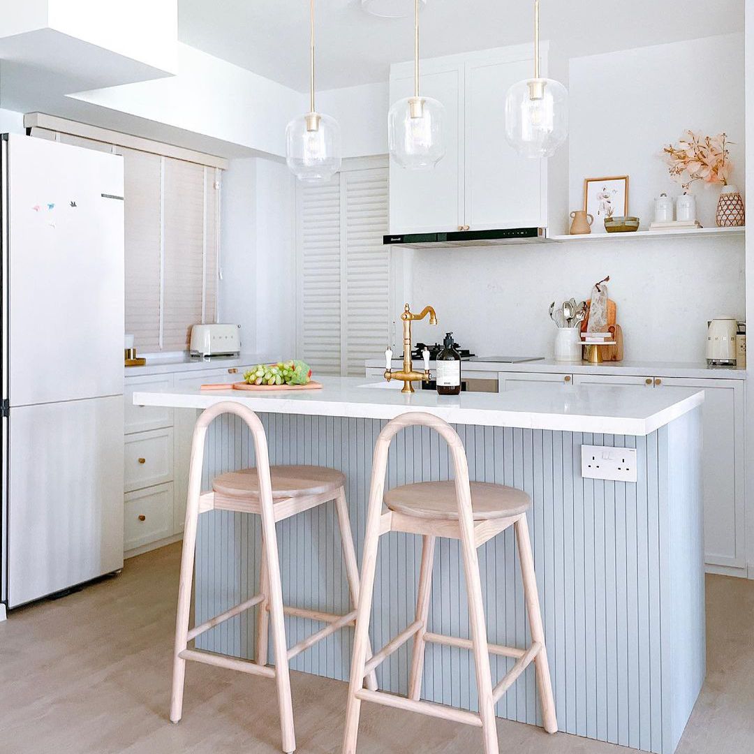 白色的厨房和蓝色的岛