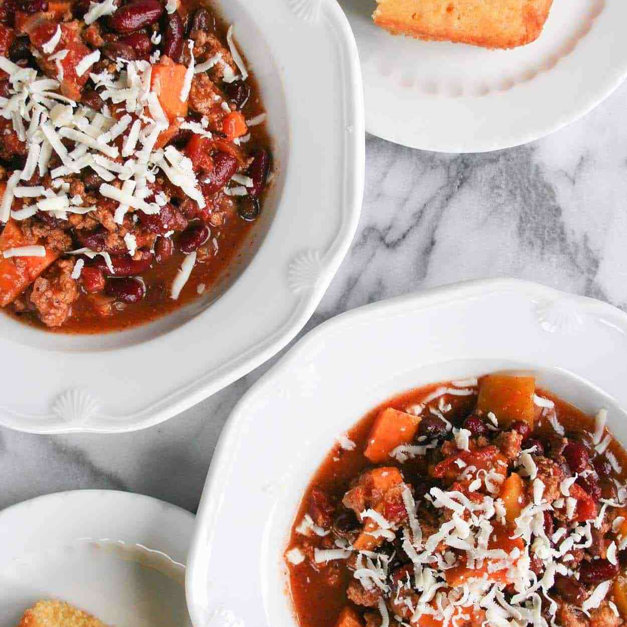 两碗辣椒配地瓜，配玉米面包。