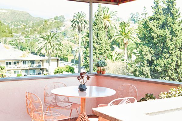 带遮阳篷的公寓露台