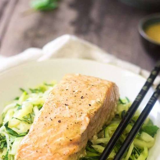 椰子咖喱鲑鱼配西葫芦面