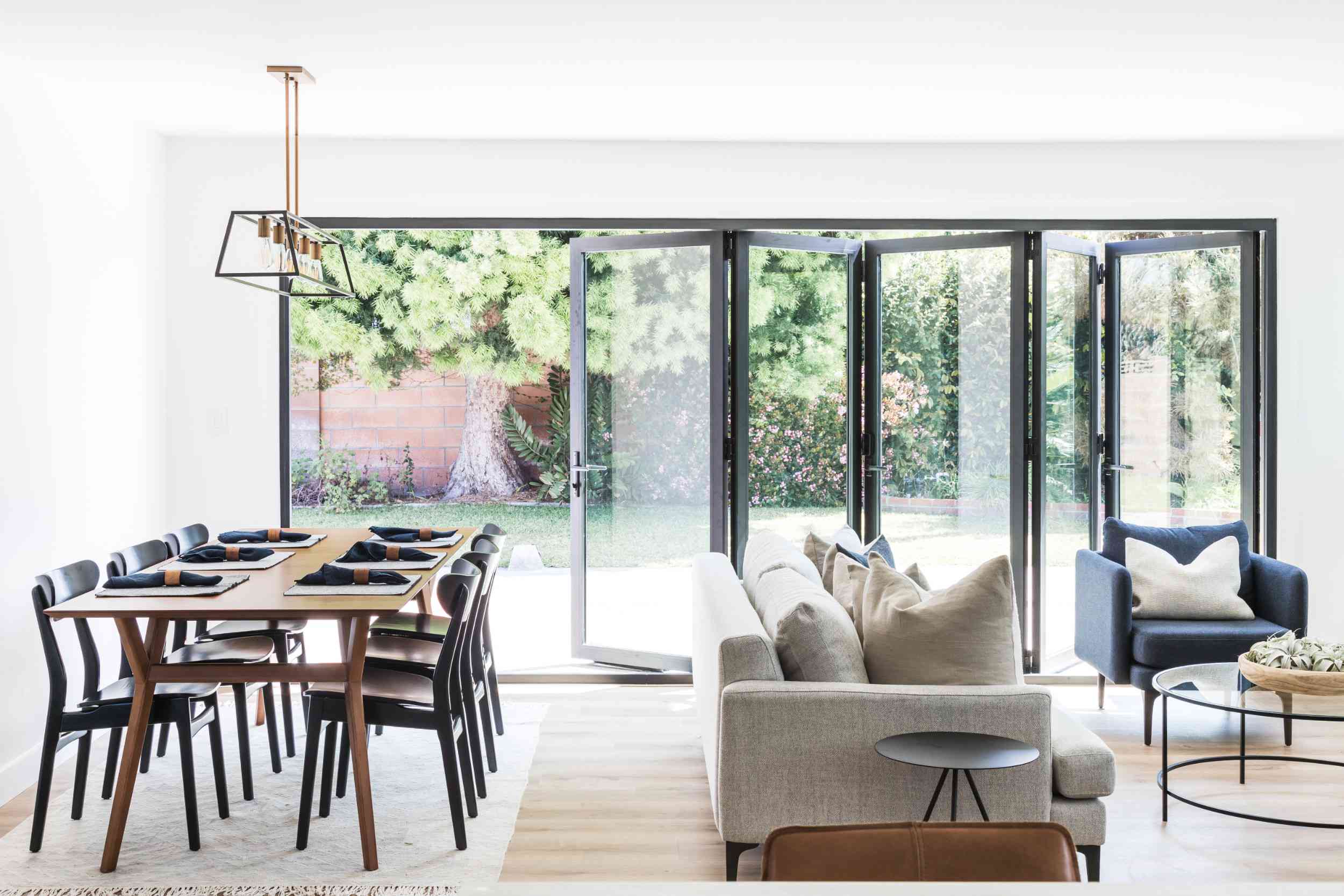 厨房的桌子上放着醒目的黑色餐巾