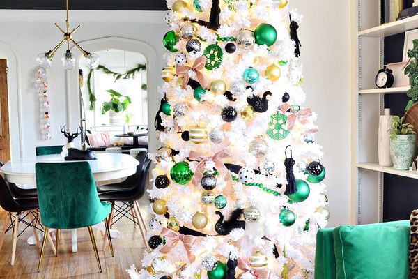 绿色和白色的圣诞树