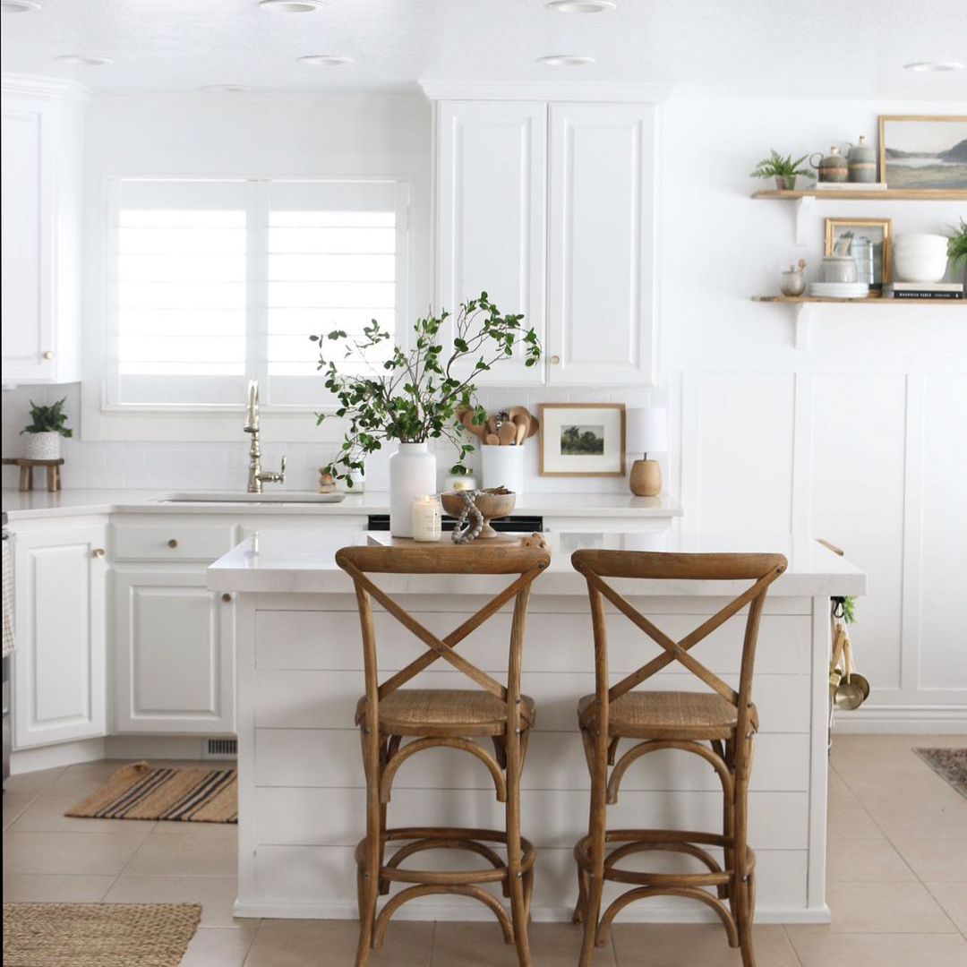 有木椅子的白色厨房