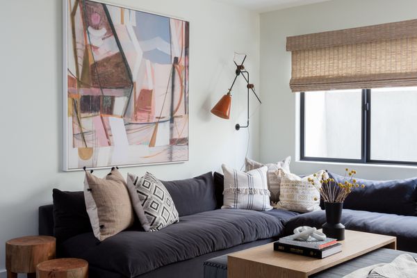 别致的客厅，灰色的沙发。