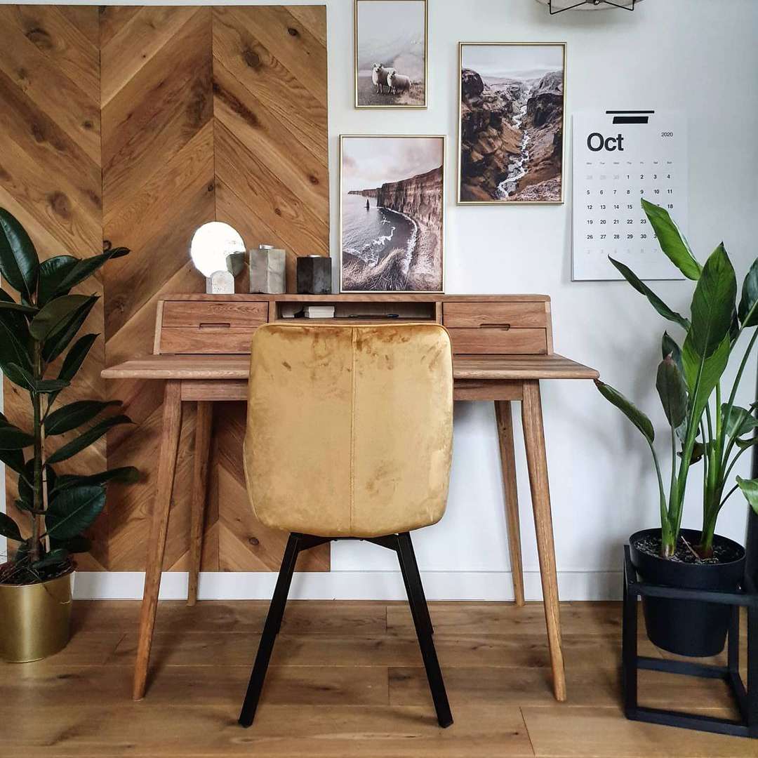 有雪佛龙木墙壁的书桌