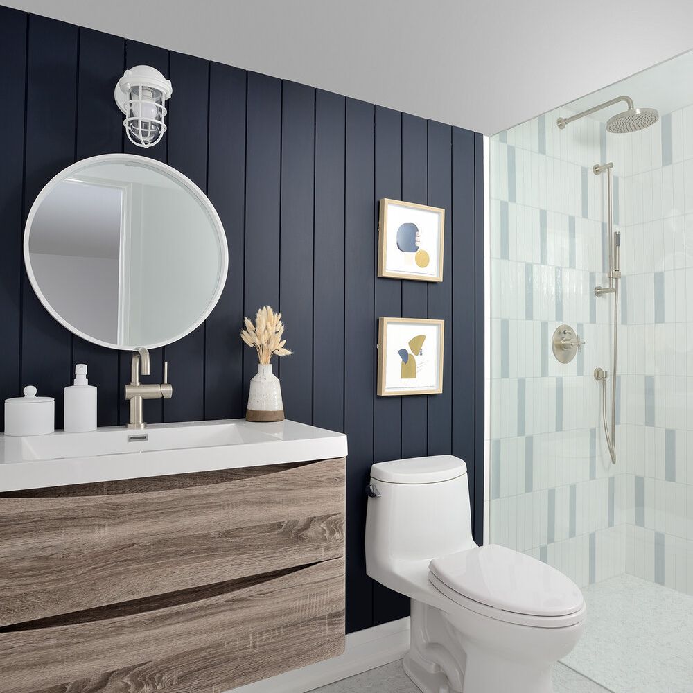 三分之一浴室配有卫生间，淋浴和梳妆台