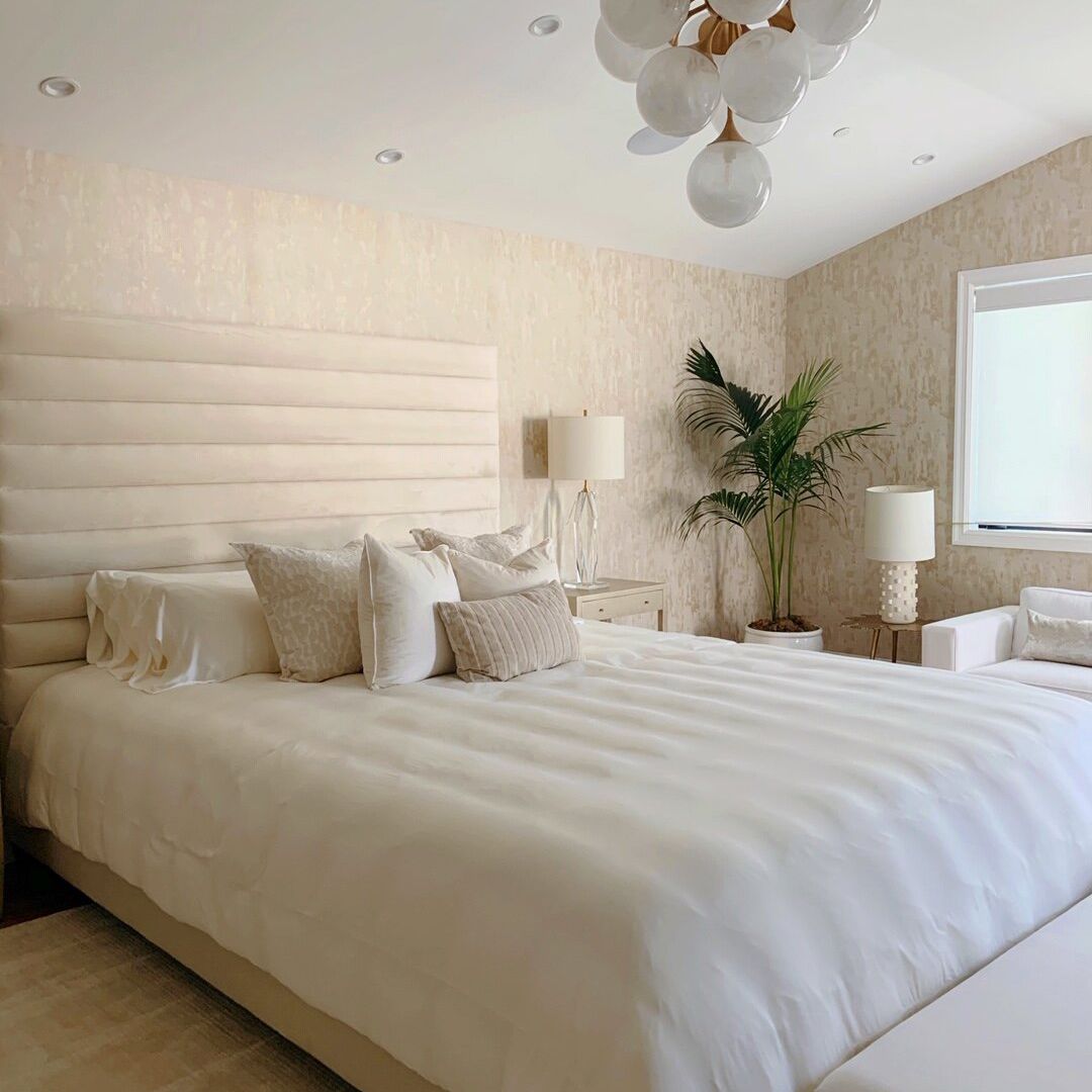 床与酥脆的白色床单