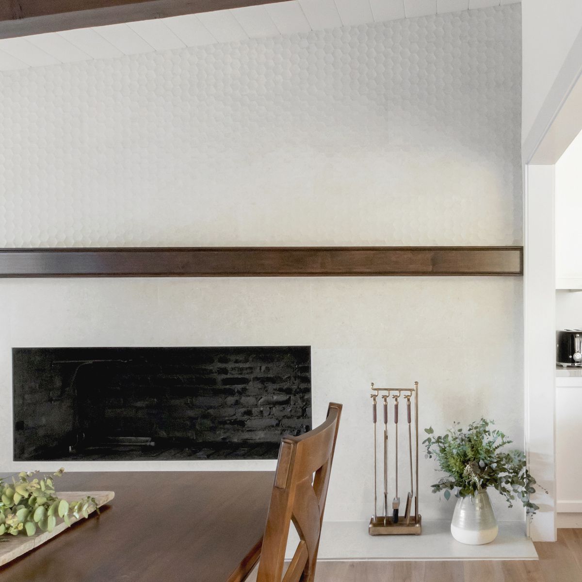 房间有木镶板天花板