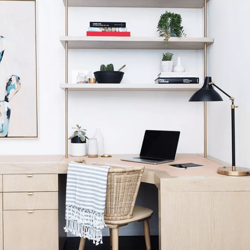 办事处与L型书桌和台灯