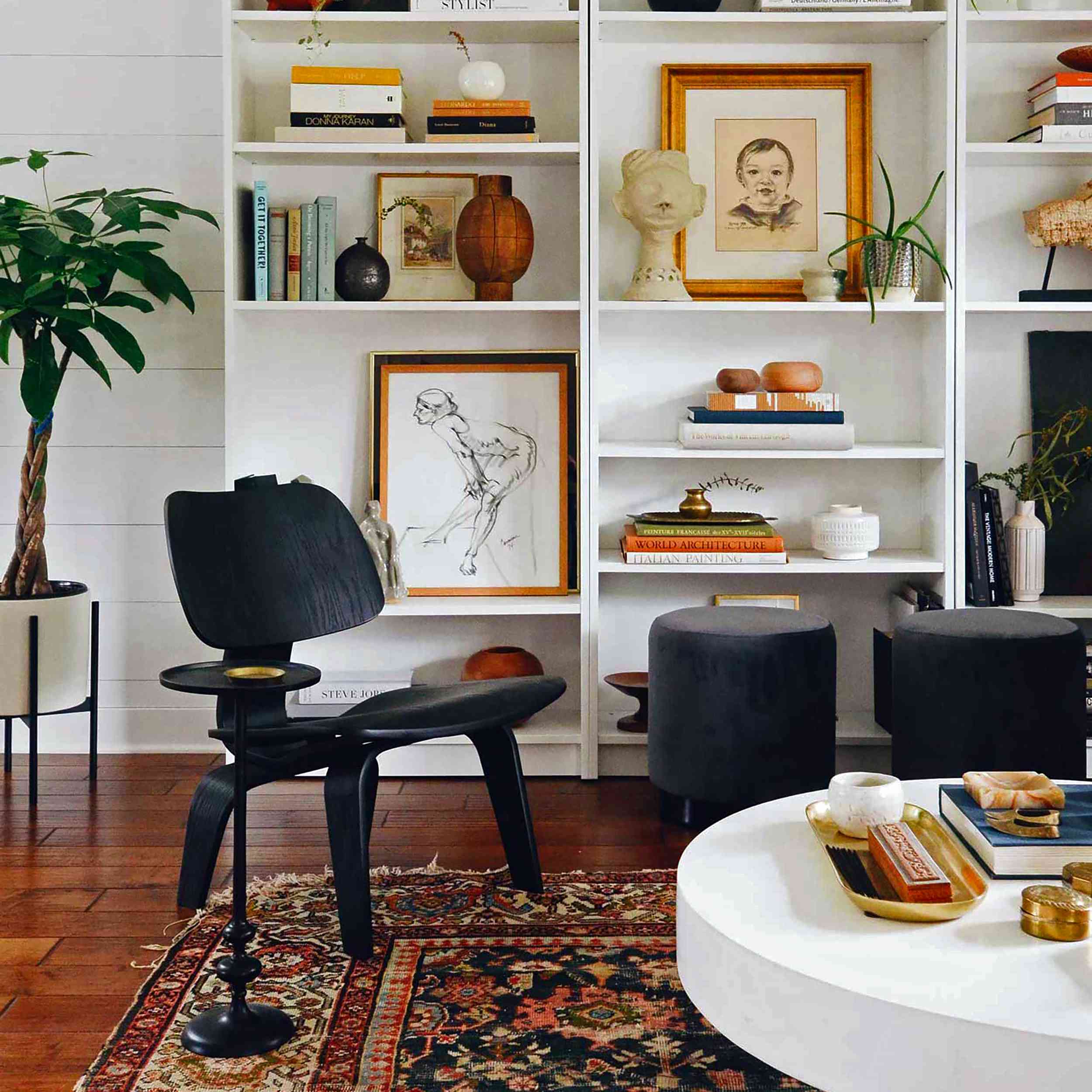 一个折衷的生活区域与精心编辑的混合艺术和装饰。