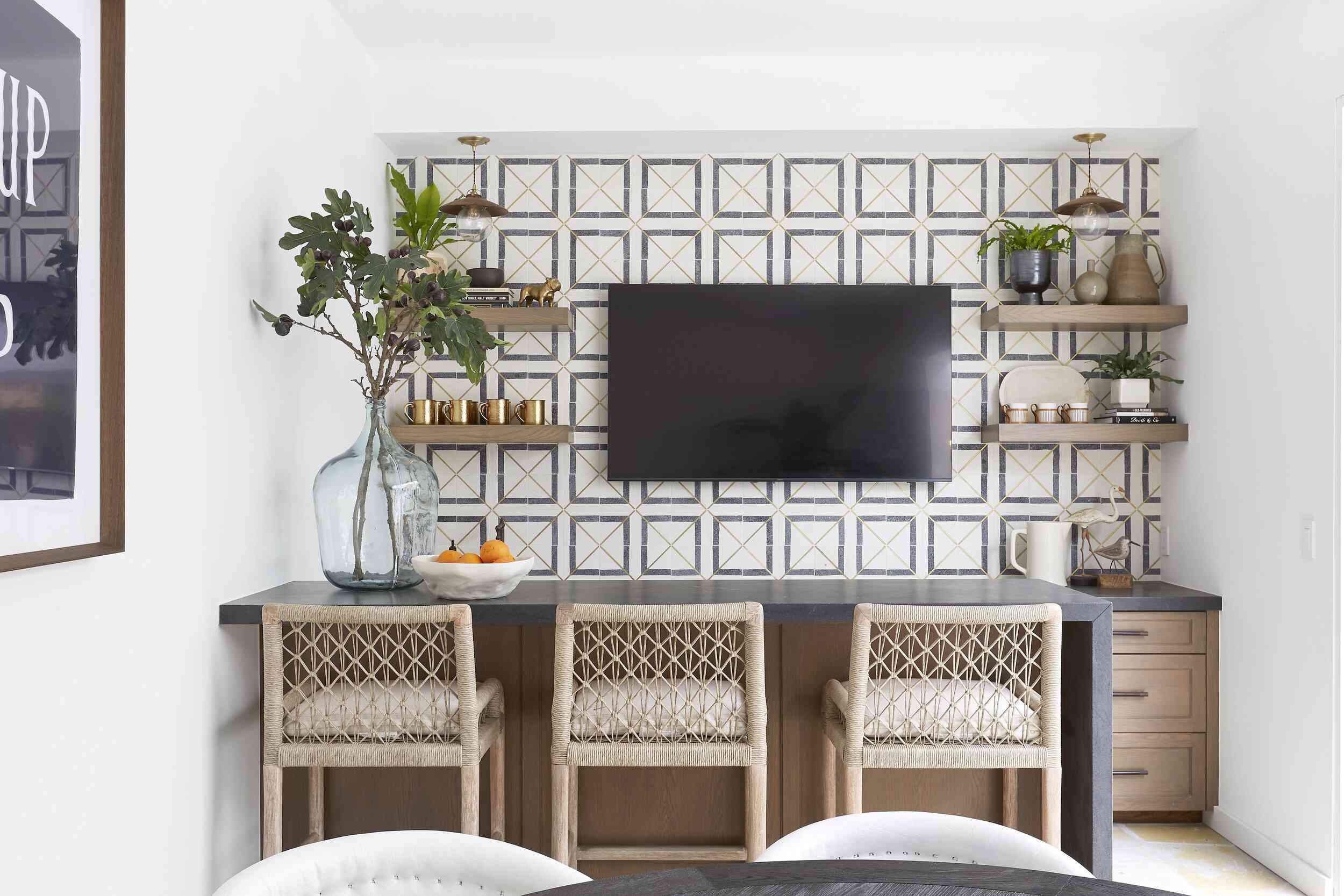 一个可以在里面吃饭的小厨房，里面有电视