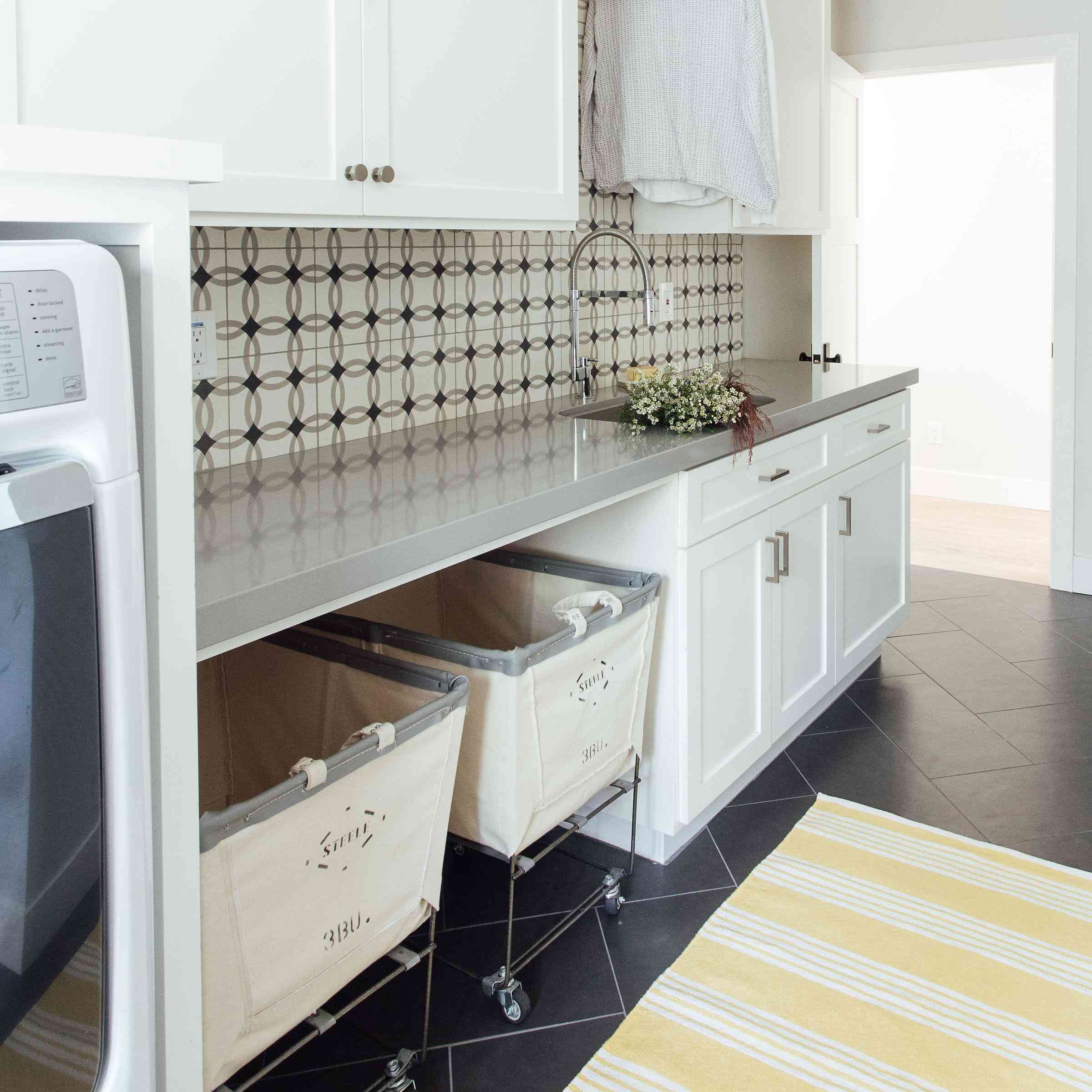 带灯柜的洗衣房