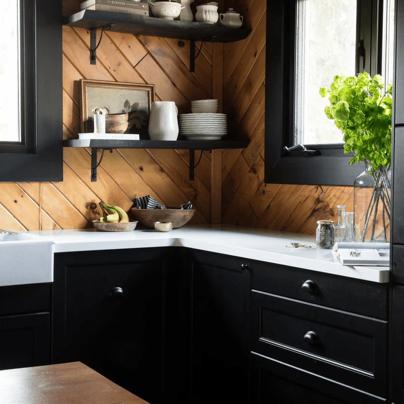 一间黑色的厨房，墙壁上有木条