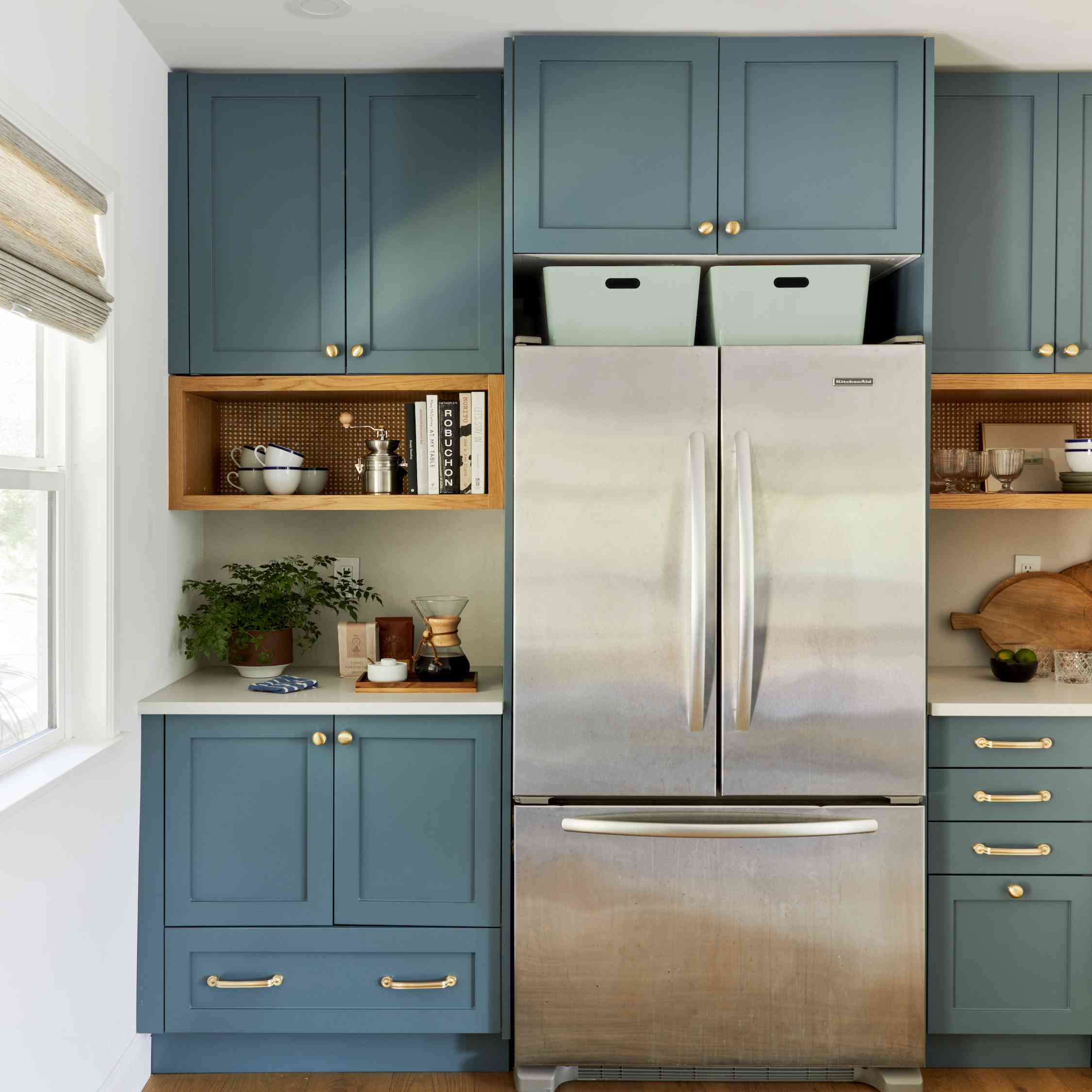 不锈钢冰箱旁边有两个饮料柜。