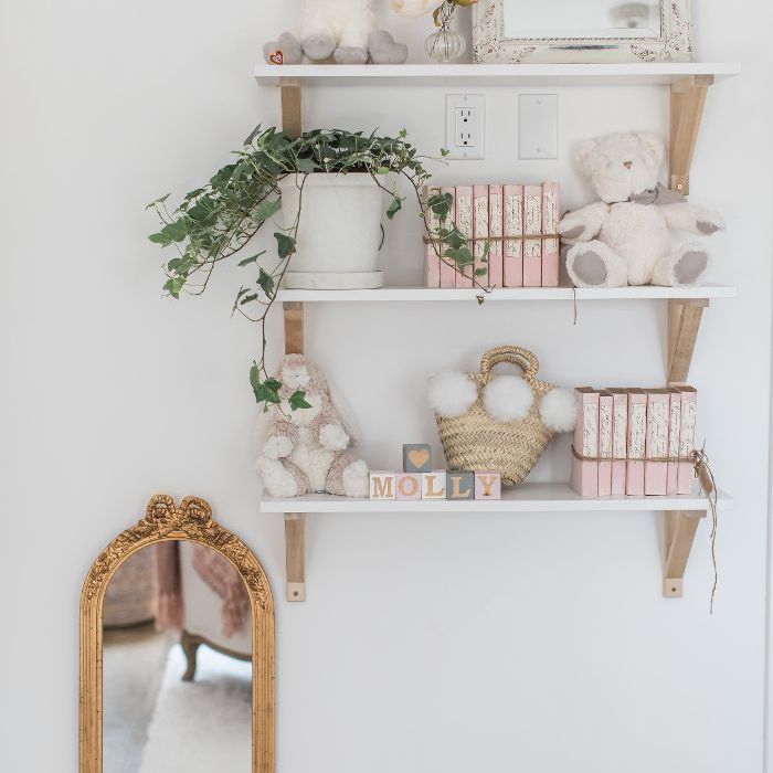 女儿莫莉的卧室装饰包括一面镜子和一些红色的书籍