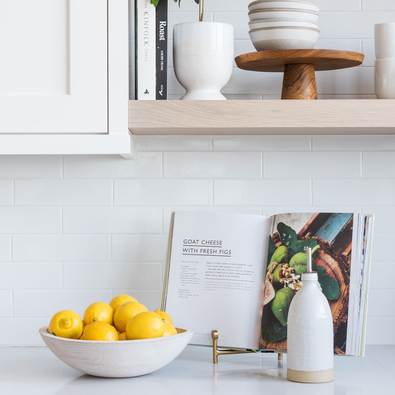 与小植物的白色厨房柜台。