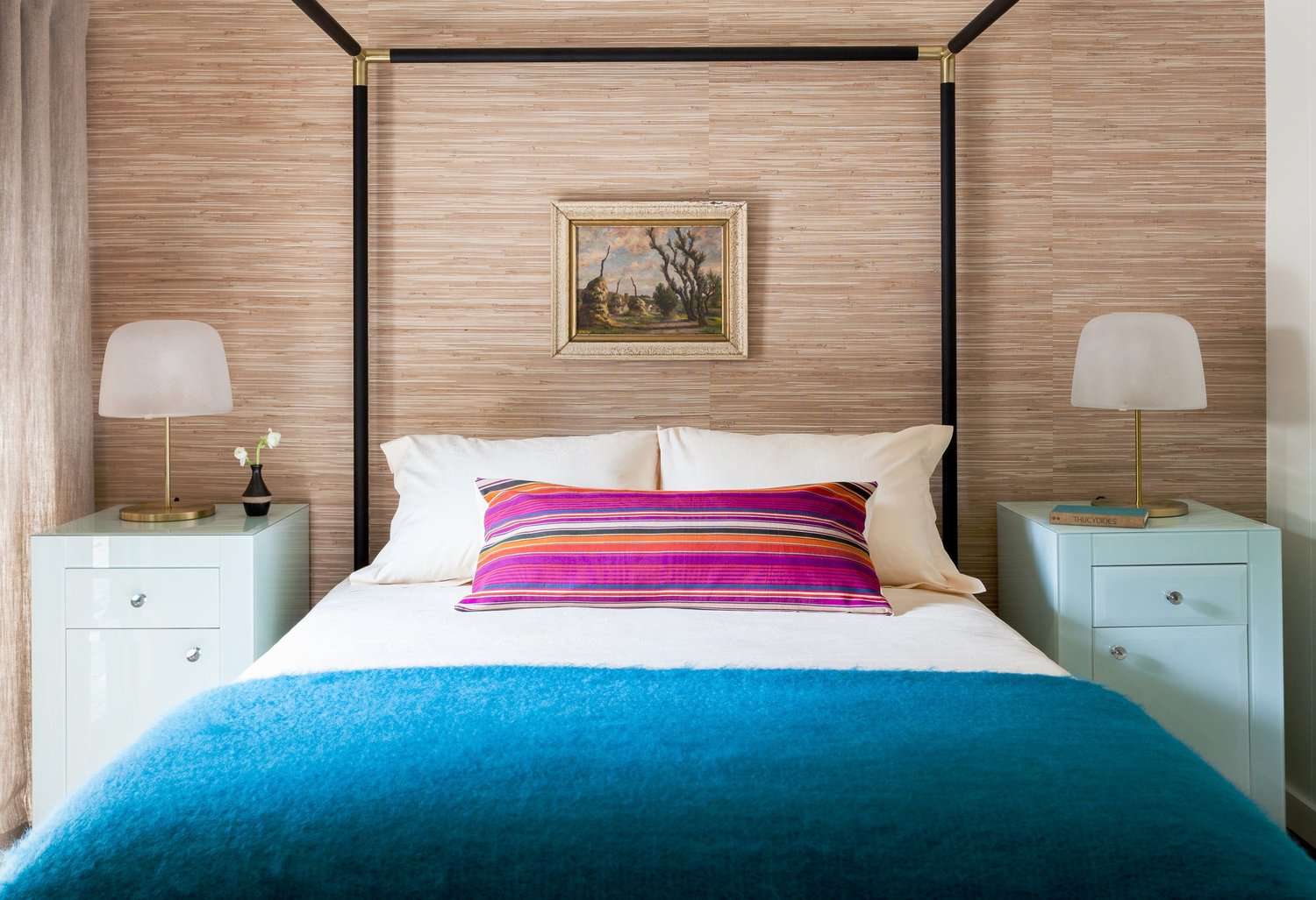 有鲜艳的枕头和毯子的天篷床