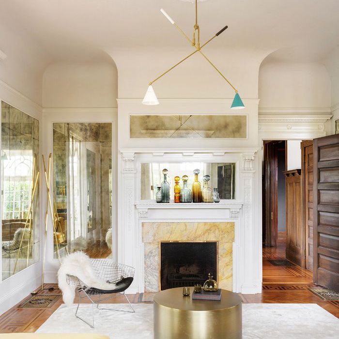 一间带黄色教练和圆形茶几生活