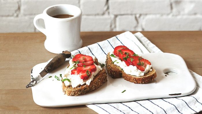 草莓罗勒芝士面包片