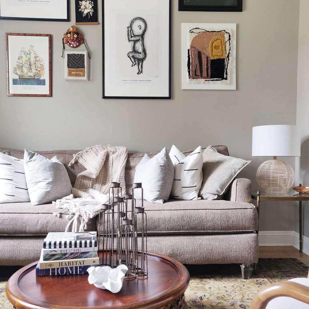 灰褐色accent wall with artwork.