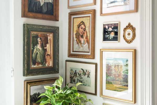 角落里有植物和复古的画廊墙。