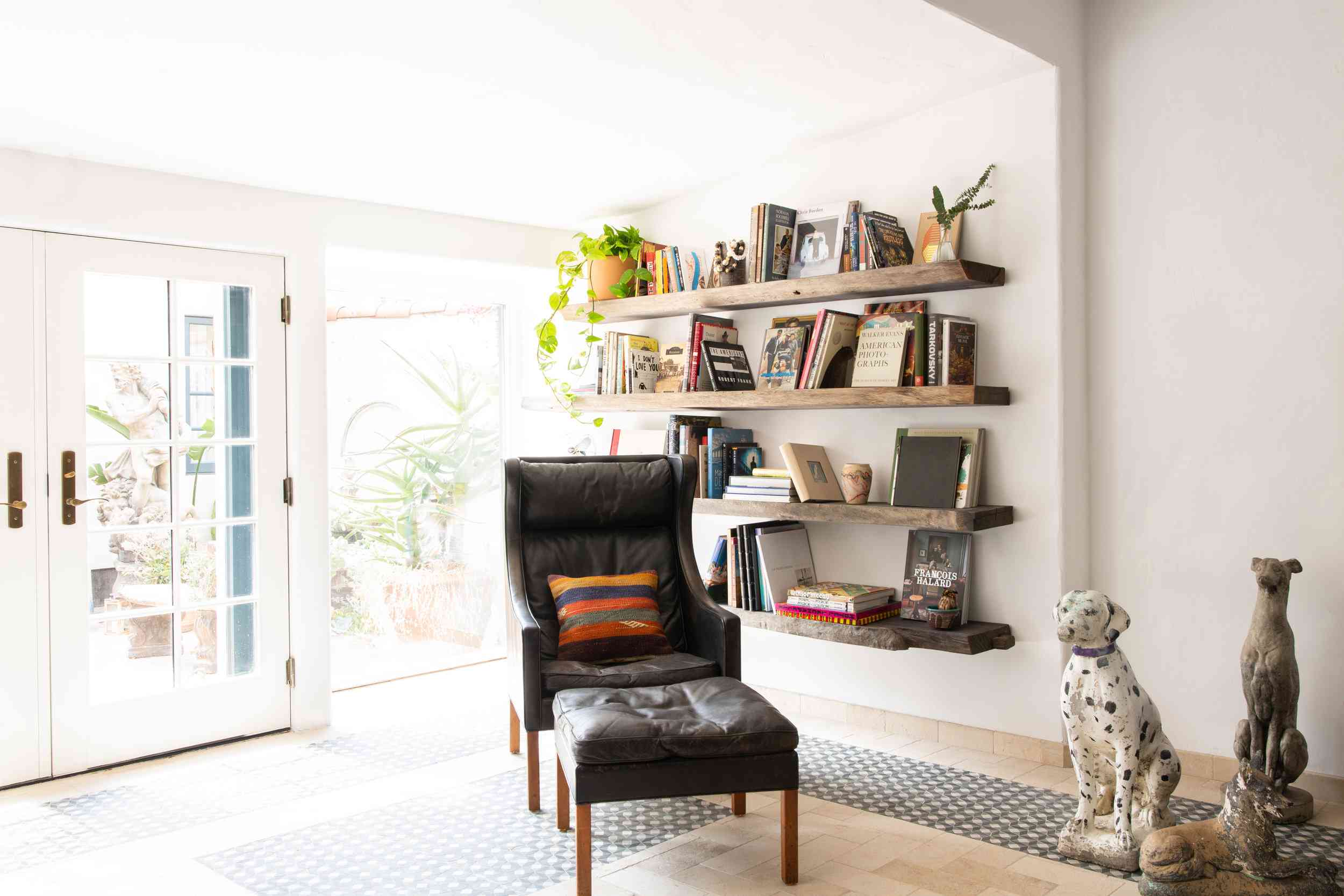 客厅与浮动木架子