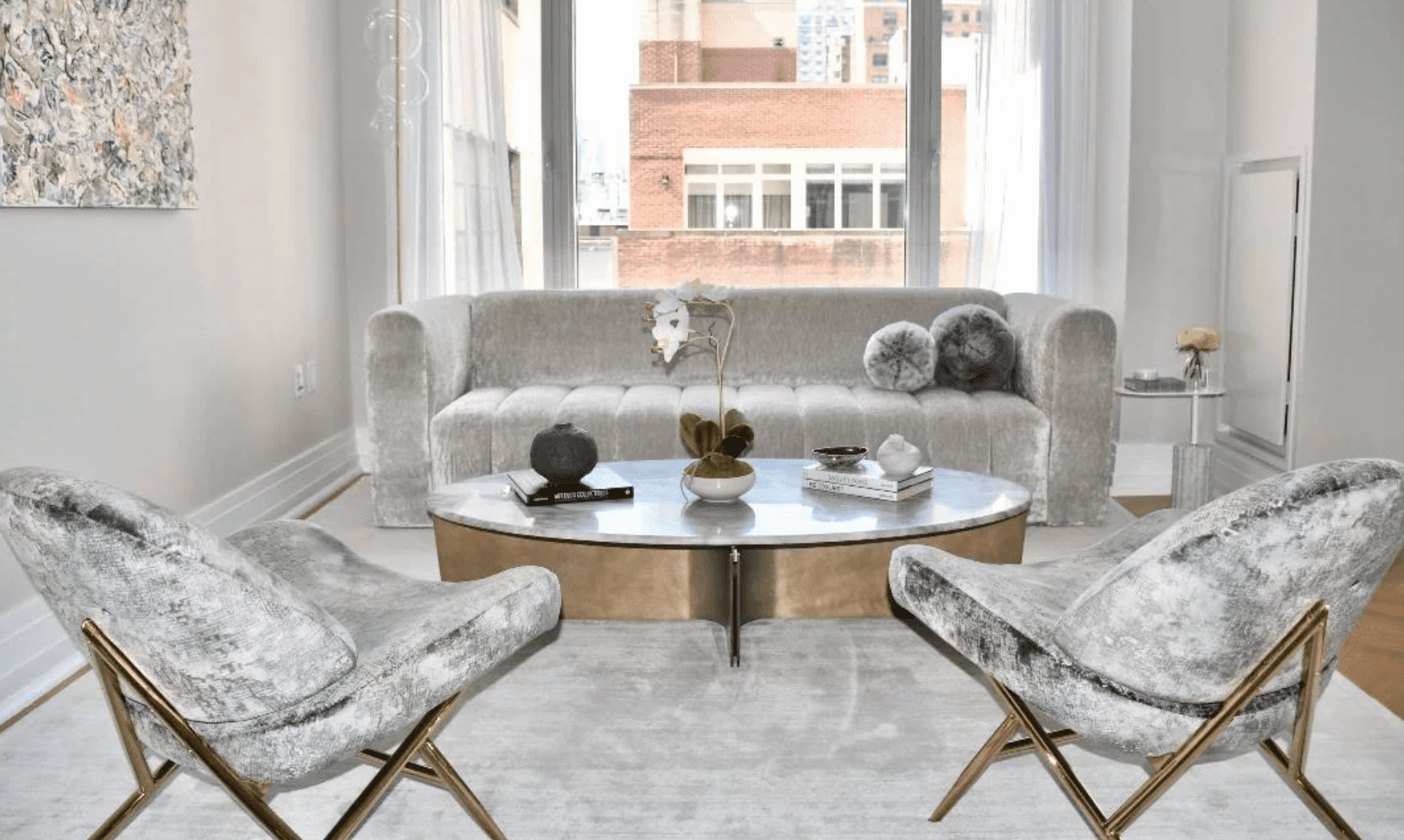 客厅挂着飘逸的窗帘