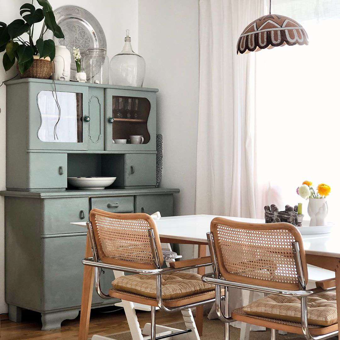 与葡萄酒餐具柜的餐厅画贤者绿色。