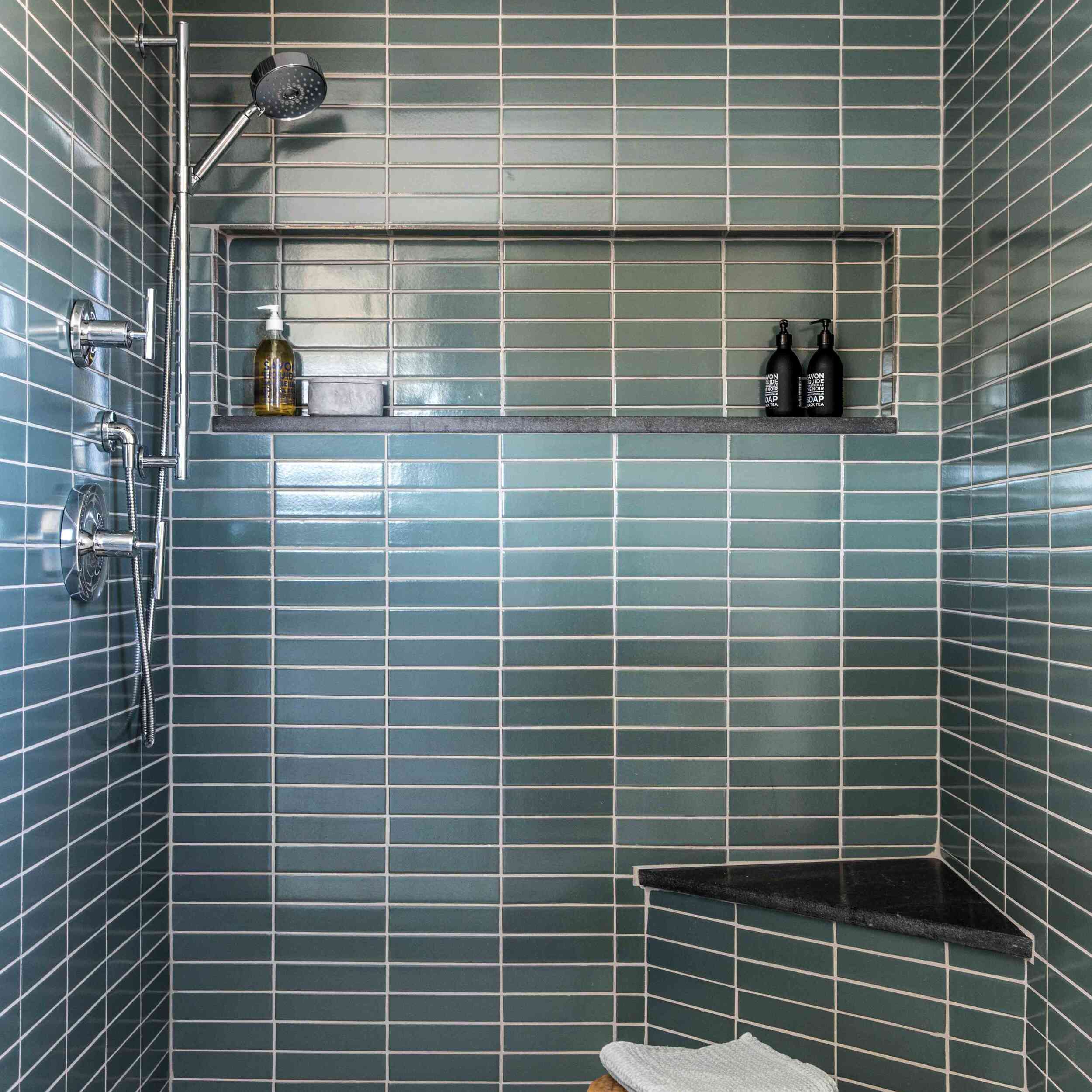 浴室里铺着森林绿色瓷砖