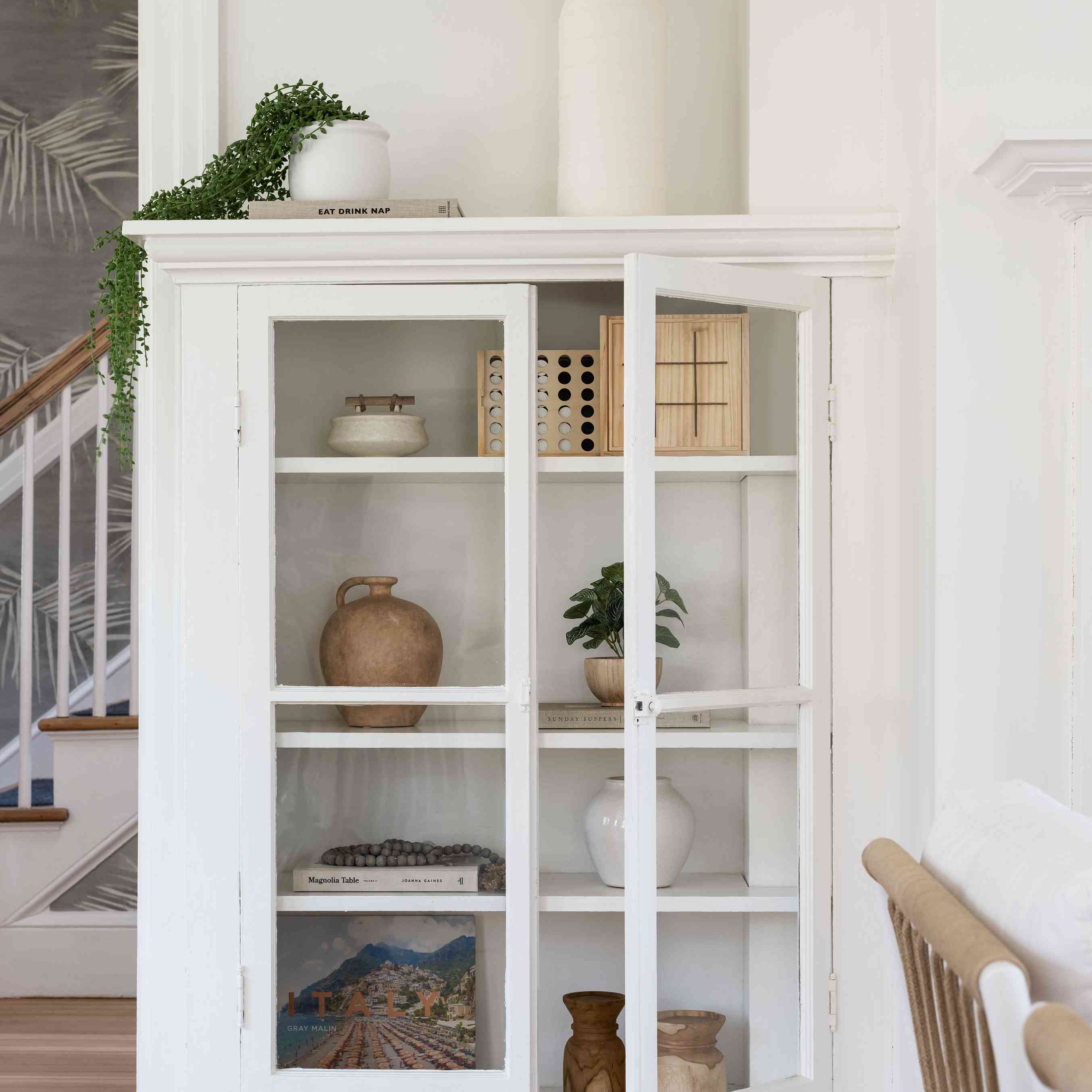 新港海滩别墅客厅橱柜与玻璃门“class=