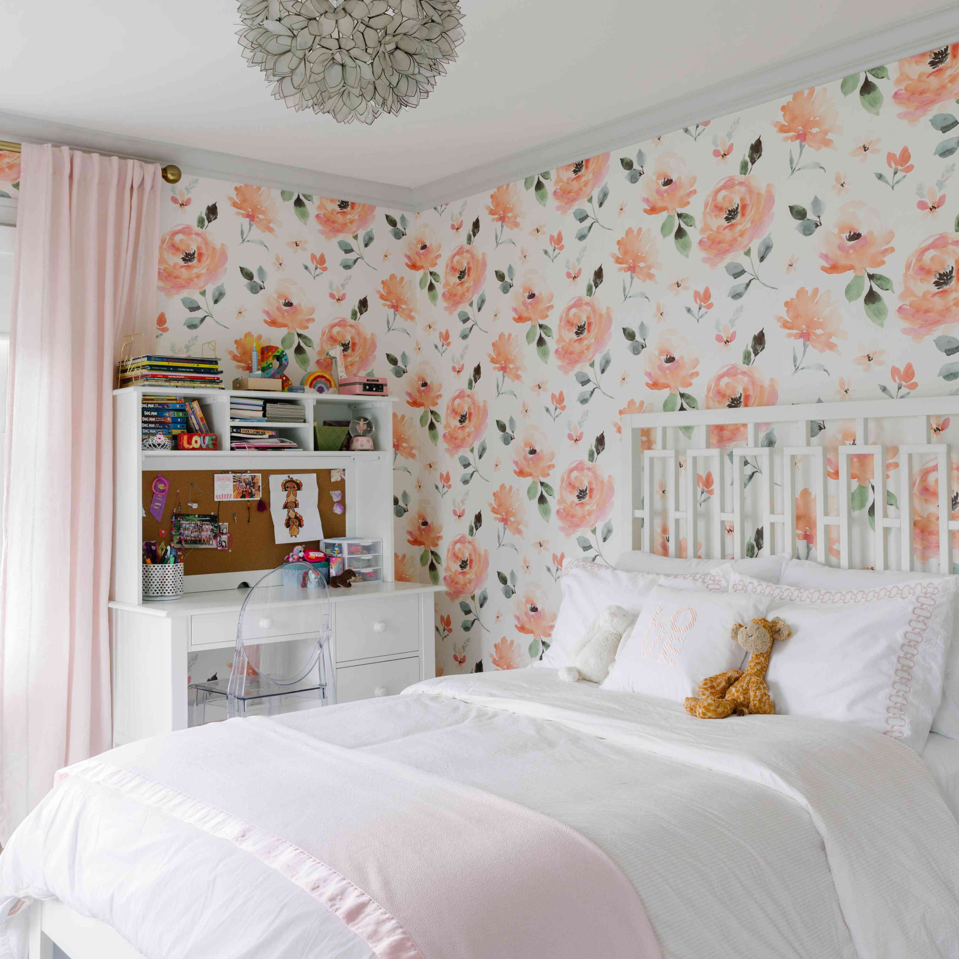 女孩的卧室有明亮的花墙纸。