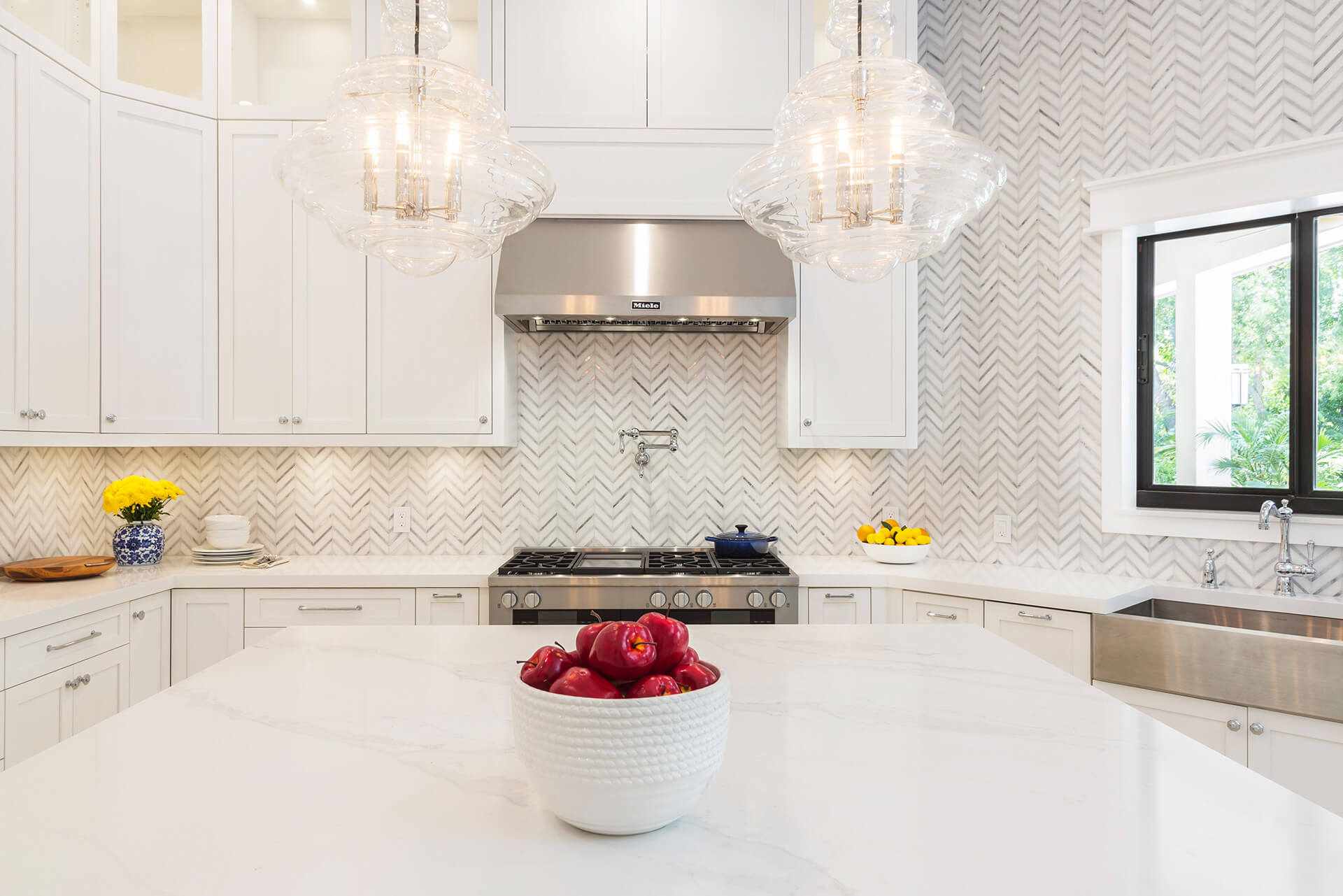 厨房里的人字形瓷砖