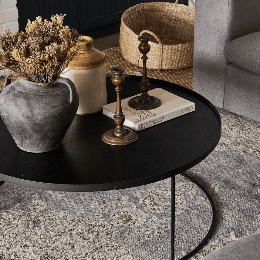 咖啡桌上的一组花瓶和烛台。