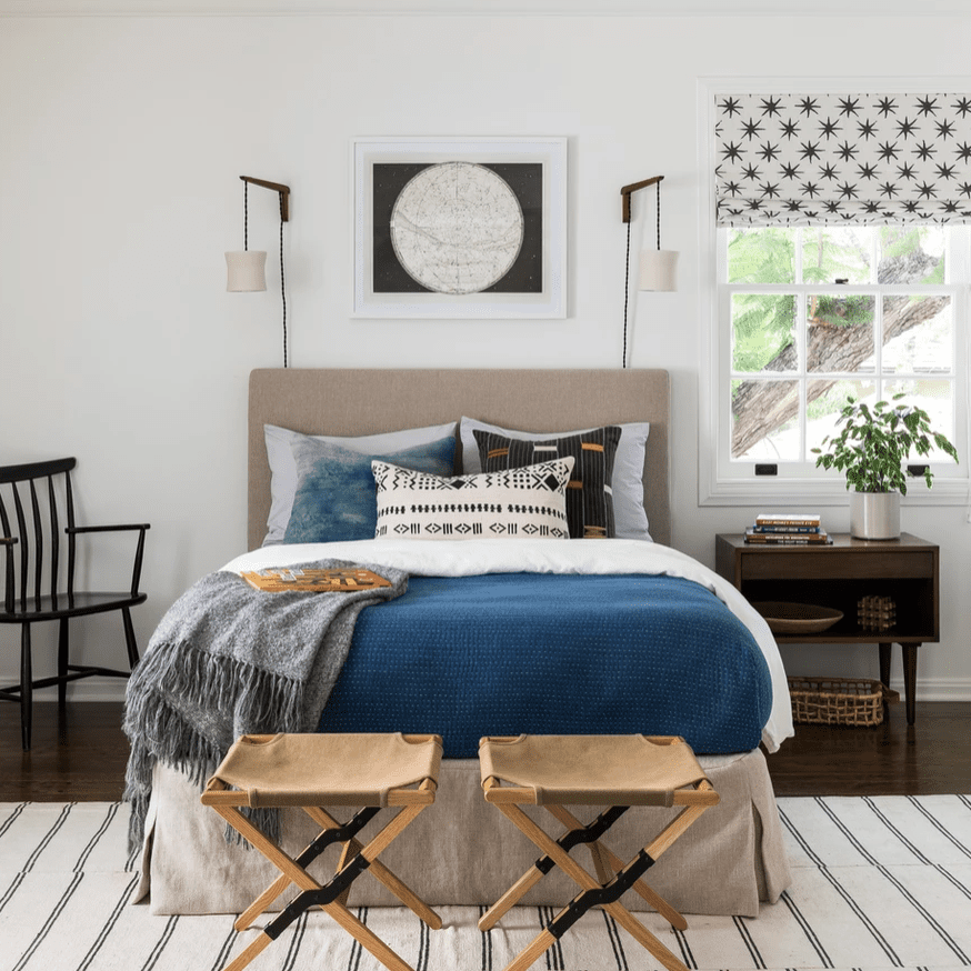 带印花织物百叶窗的最大卧室