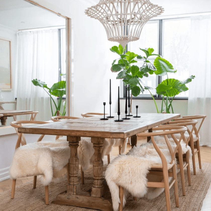 木制餐桌，上面有几个黑色的烛台，其中一些上面插满了黑色的锥形蜡烛