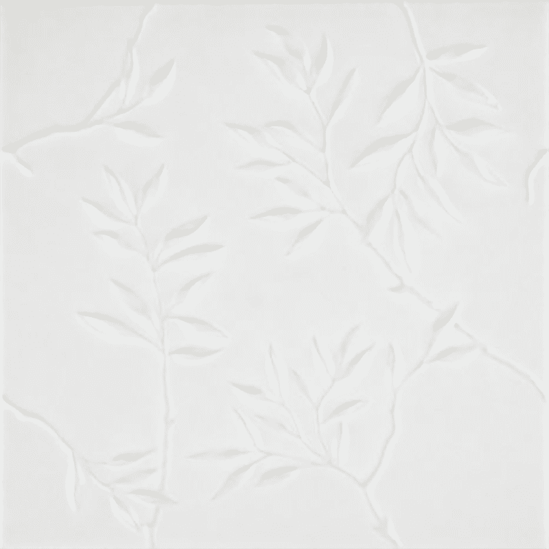 一个白色的瓷砖，叶子雕刻成它
