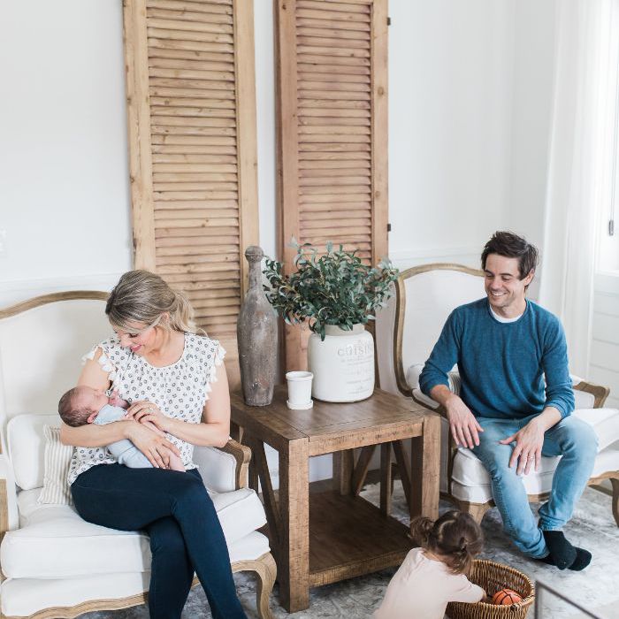 凯文·曼诺(Kevin Manno)和阿里·费多托斯基(Ali Fedotowsky)带着两个孩子坐在家里