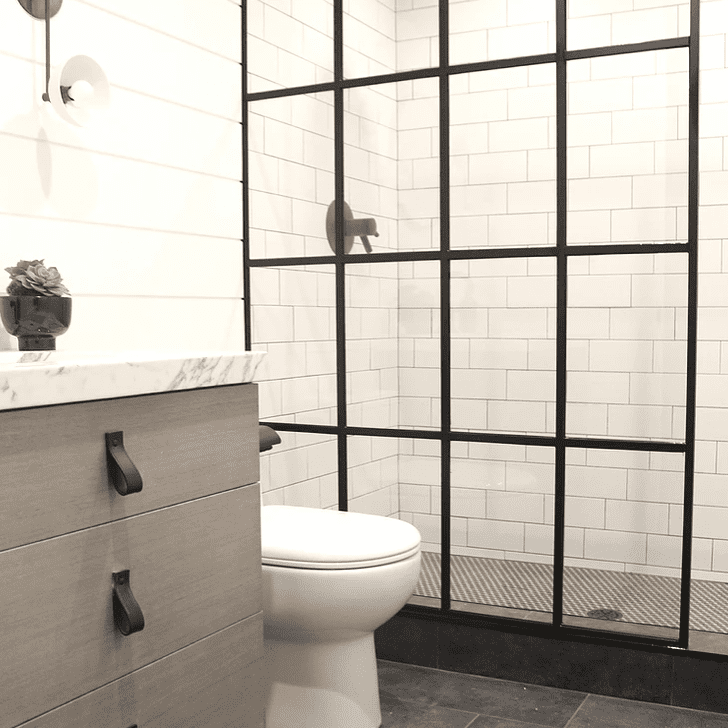 浴室有梳妆台和皮具