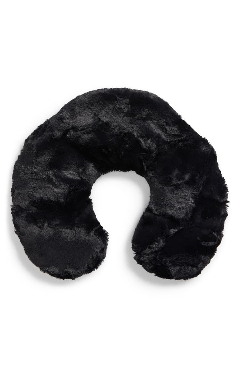 模糊的黑色旅行颈枕。