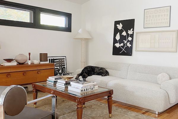 客厅里有白色沙发