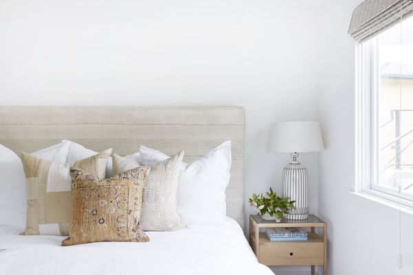 一张带有几个抱枕的象牙床